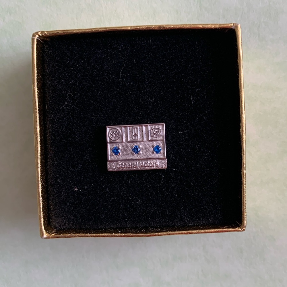 GM- BOC (Buick, Oldsmobile, Cadillac) 15 year employee service Tie Tac.